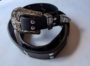 CINTURON NEGRO CON TACHAS VINTAGE CINTURON CON TACHAS